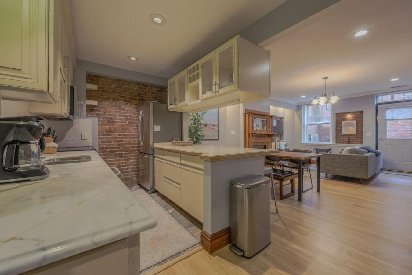 Classic 2bed 2bath W Patio In Back Bay Apartment